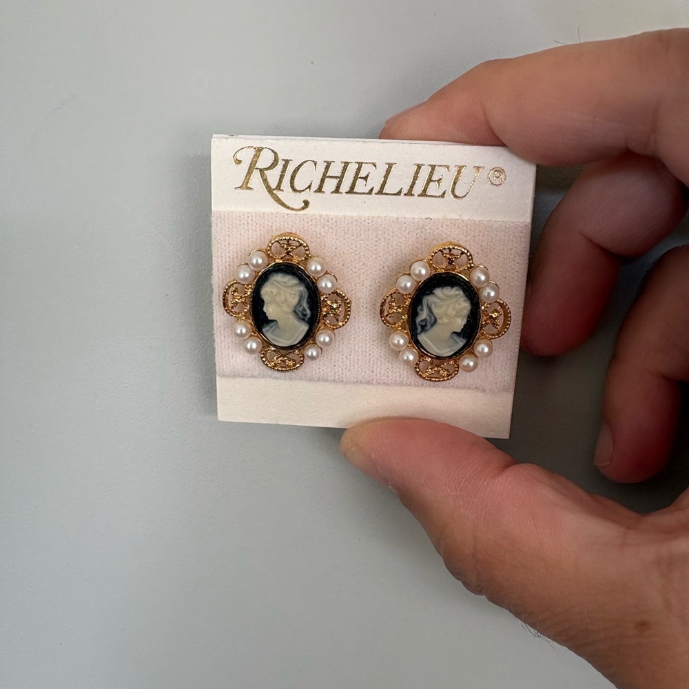 Richelieu Gold and Black Cameo Earrings costume jewelry Vintage like new